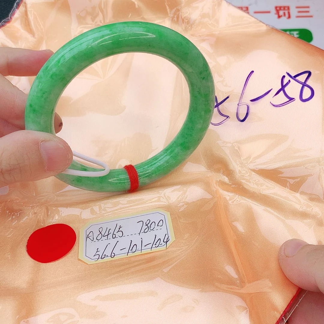 翡翠手镯未镶嵌我