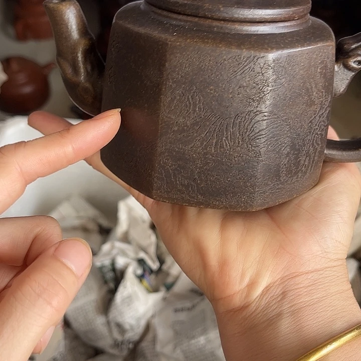 茶壶紫砂原泥料手工制作的一把紫砂壶。