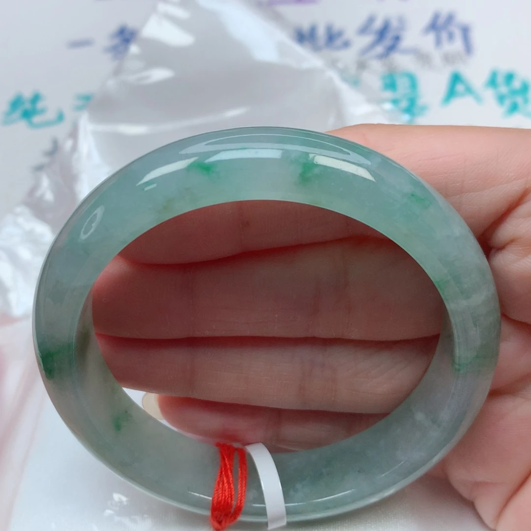 翡翠手镯未镶嵌56.8圈 冰飘阳绿花 有瑕疵