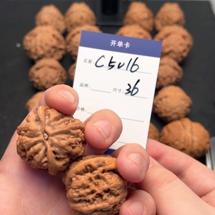 文玩核桃把件冯***?粗筋5016