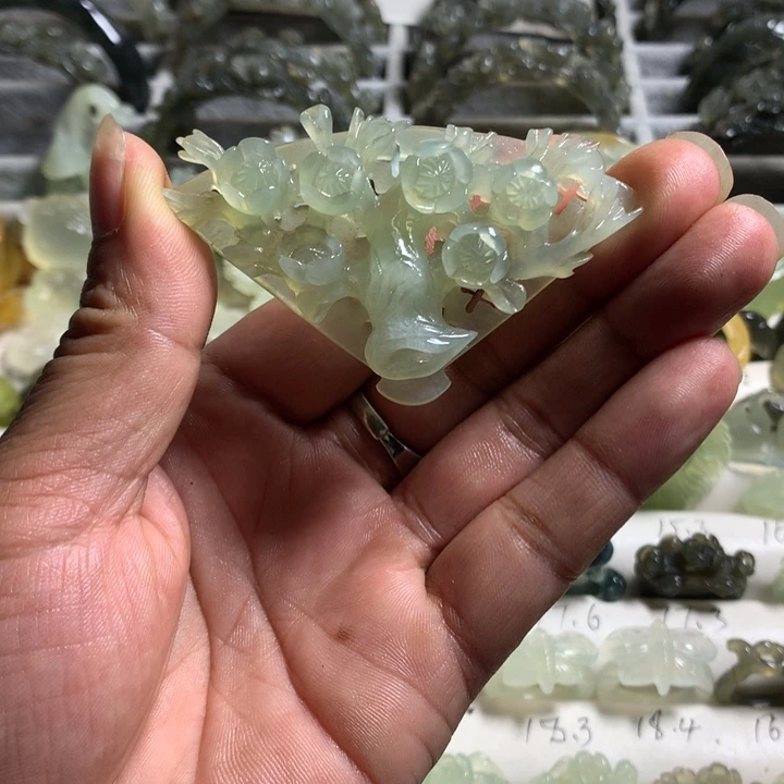 蛇纹石玉未镶嵌颈饰梅花扇