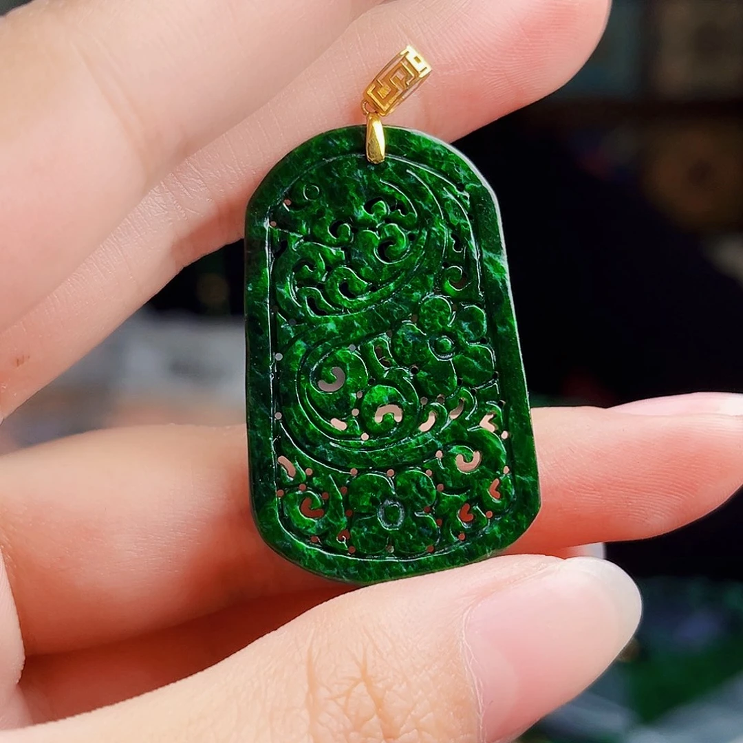 颈饰18K金镶嵌翡翠多样性