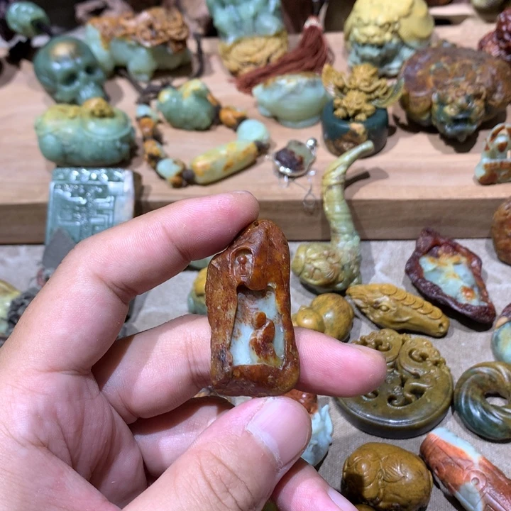 未镶嵌岫岩河磨玉（透闪石质玉）挂件