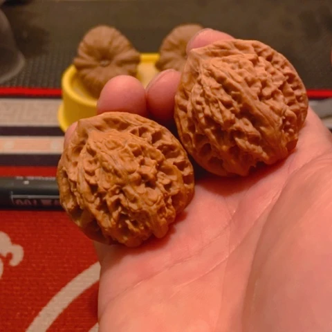 s***c文玩核桃把件梨木台