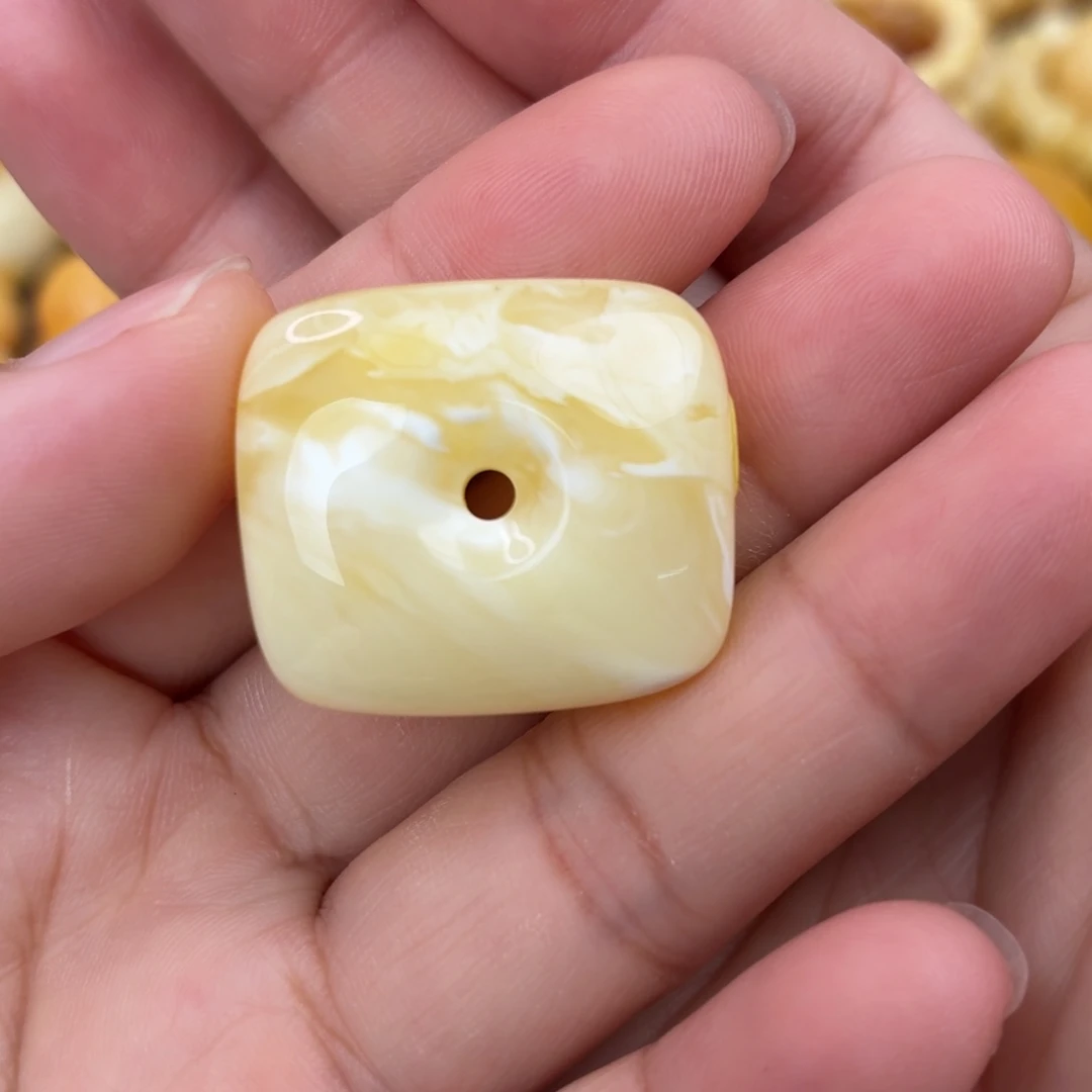 琥珀未镶嵌裸石藏扣
