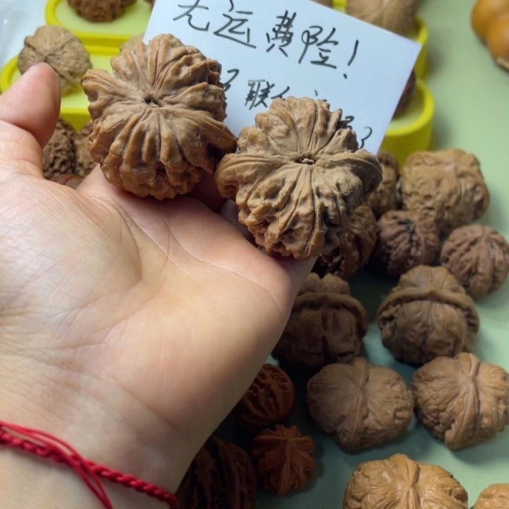 清***界手把件雕刻核桃龙顶