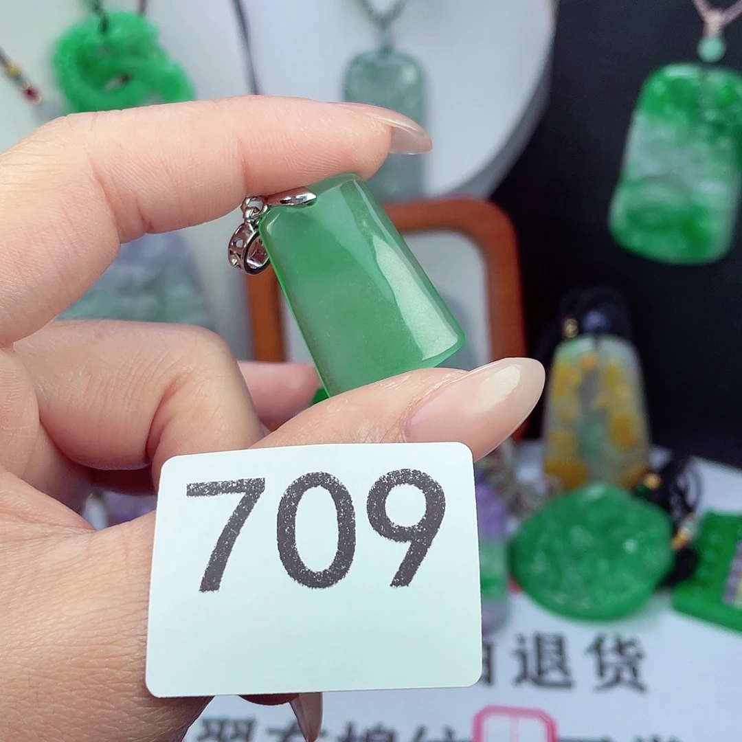 翡翠未镶嵌吊坠(赠链)