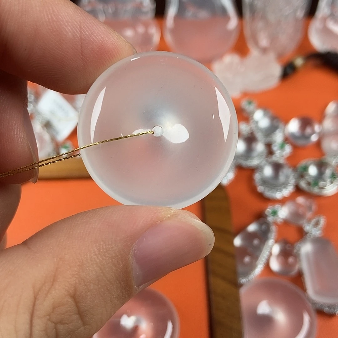 石英质玉未镶嵌颈饰平安扣