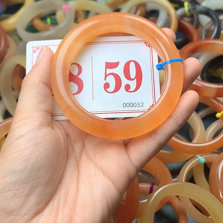 未镶嵌石英质玉（黄龙玉）手镯小****询