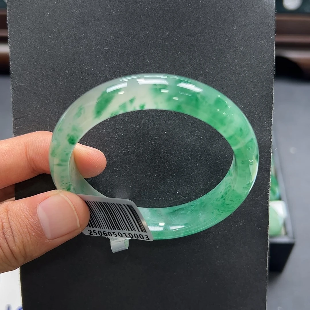 阿***古石英质玉（非洲翠）未镶嵌手镯