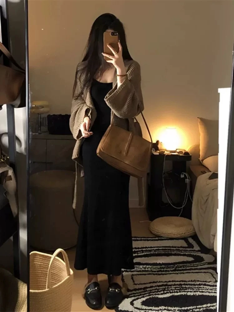 8110秋季新款法式复古辣妹减龄气质百搭小众修身显瘦吊带连衣裙