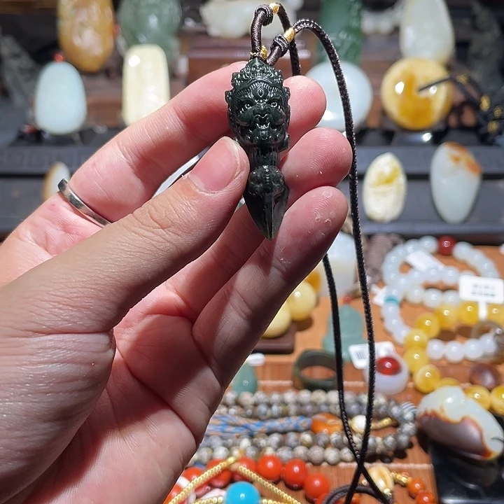 颈饰未镶嵌和田玉吊坠