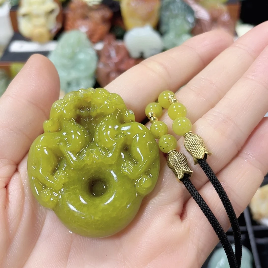 蛇纹石玉颈饰合金