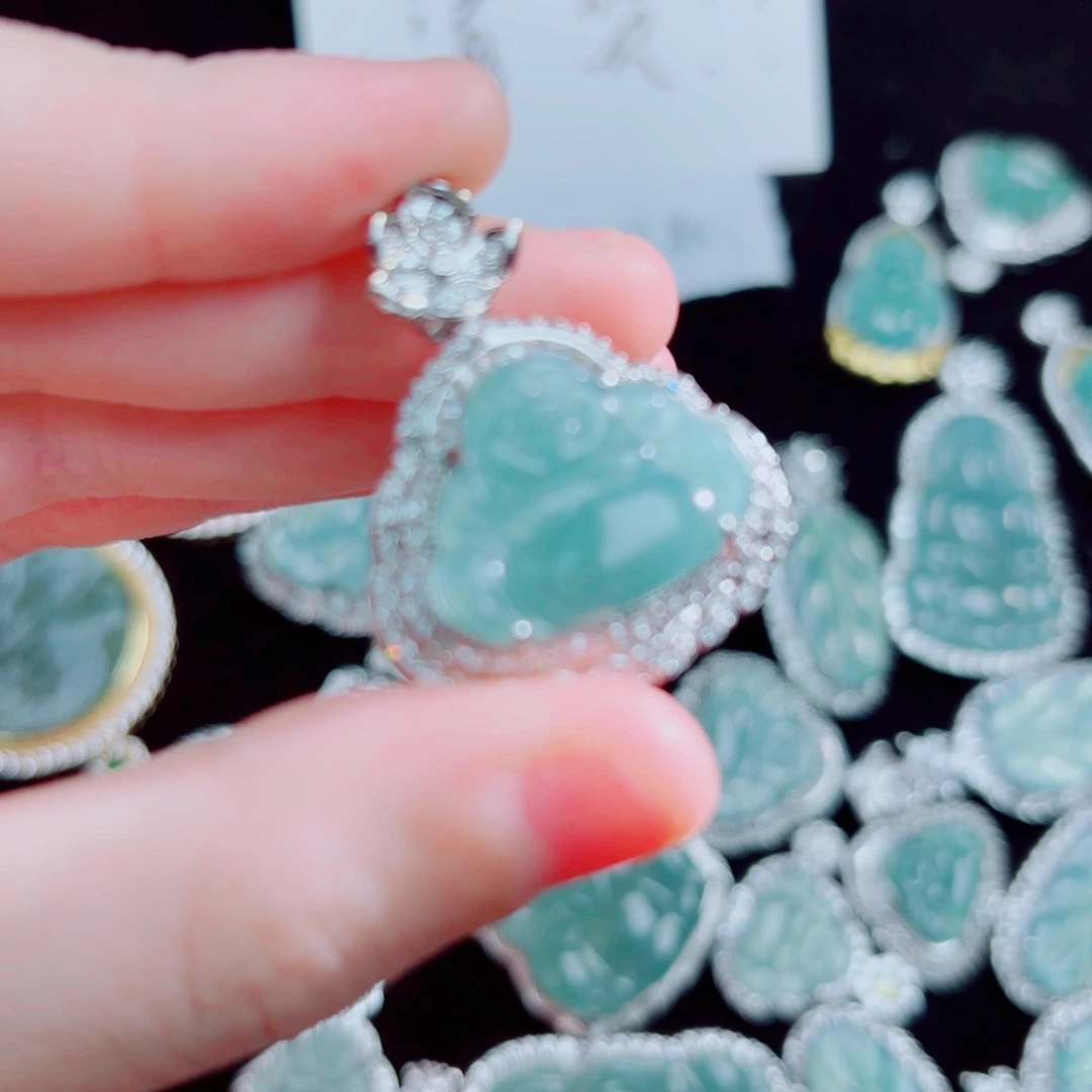 翡翠颈饰未镶嵌佛公