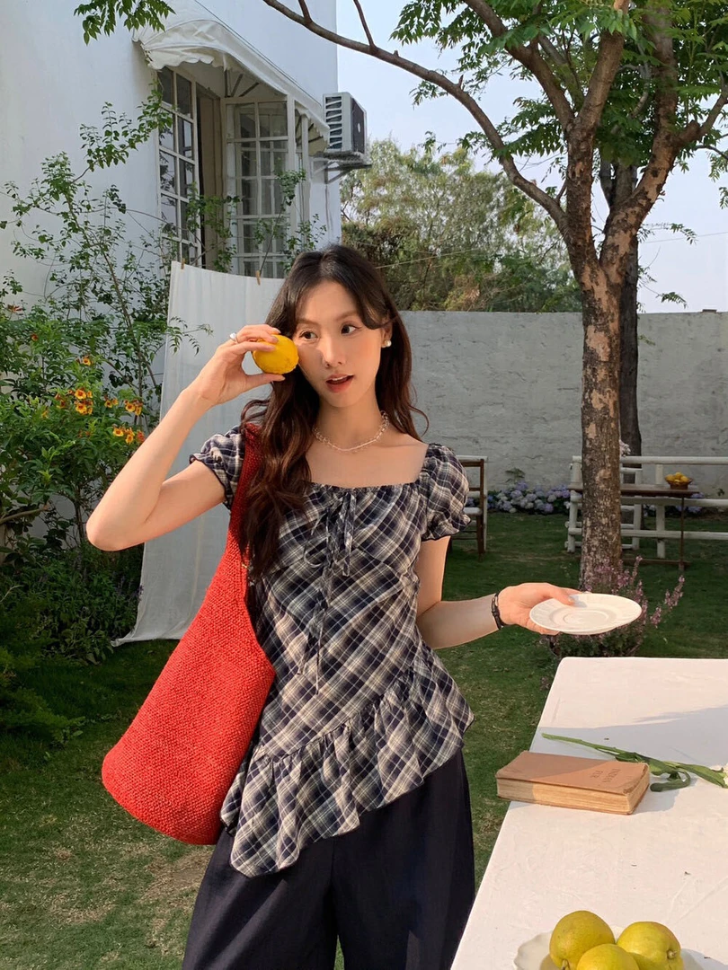 韩系浪漫复古方领泡泡袖气质显瘦格纹荷叶边不规则上衣小衫