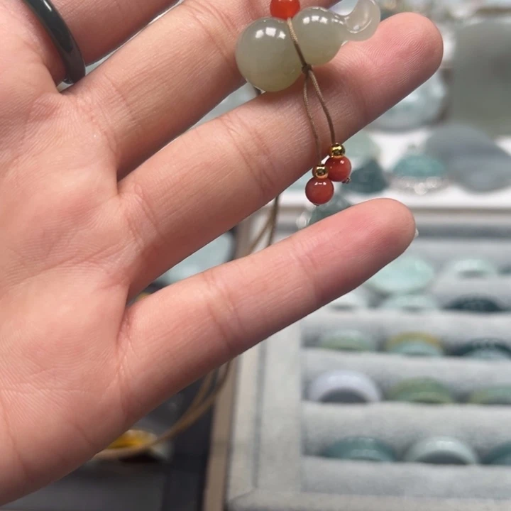 和田玉（糖玉）未镶嵌颈饰葫芦