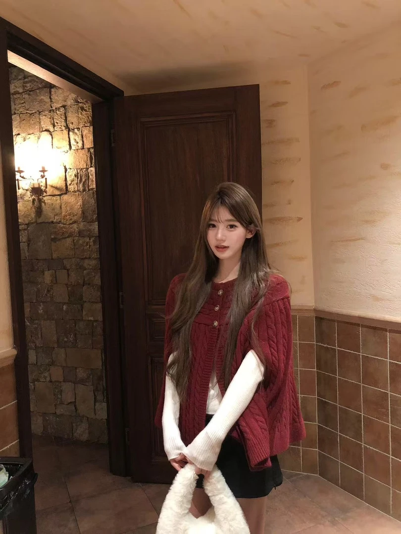 26秋冬新款新年圣诞穿搭红色披肩斗篷大衣外套针织衫黑色半身裙