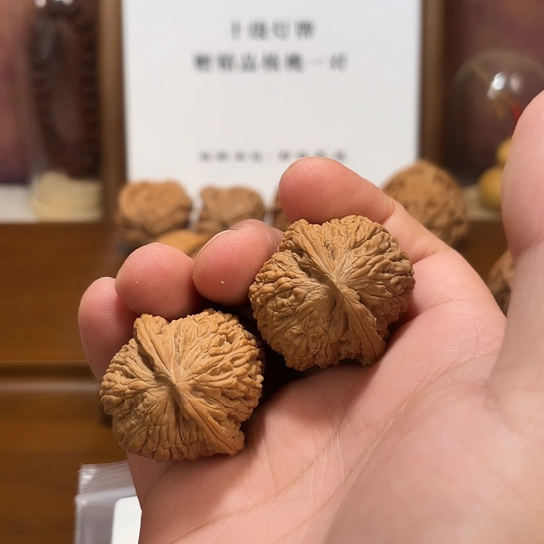吊坠文玩核桃红宝石