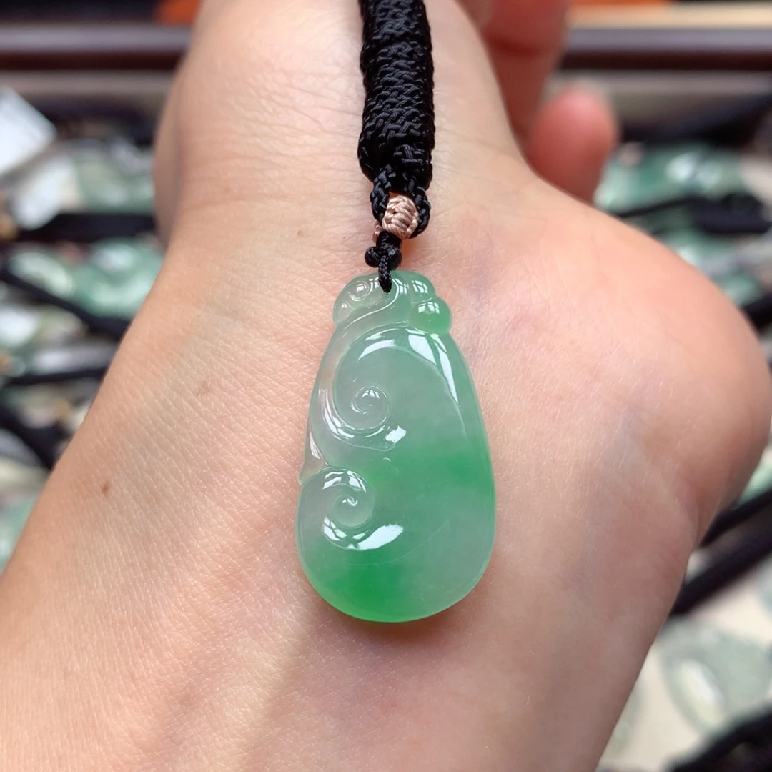 翡翠未镶嵌颈饰如意