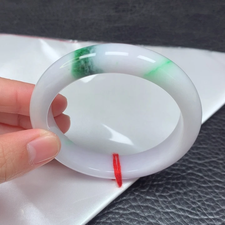 翡翠手镯未镶嵌。