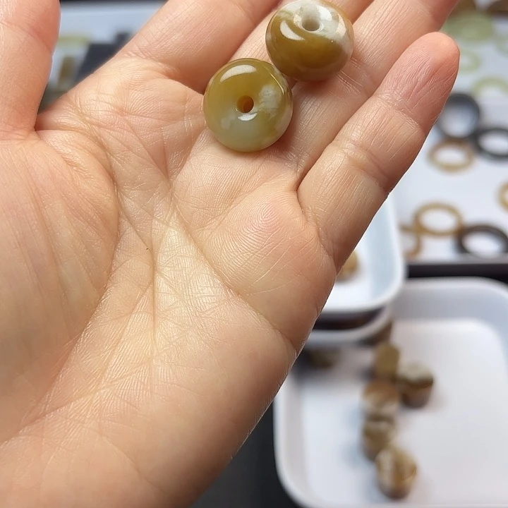 一***阳和田玉（糖玉）未镶嵌颈饰