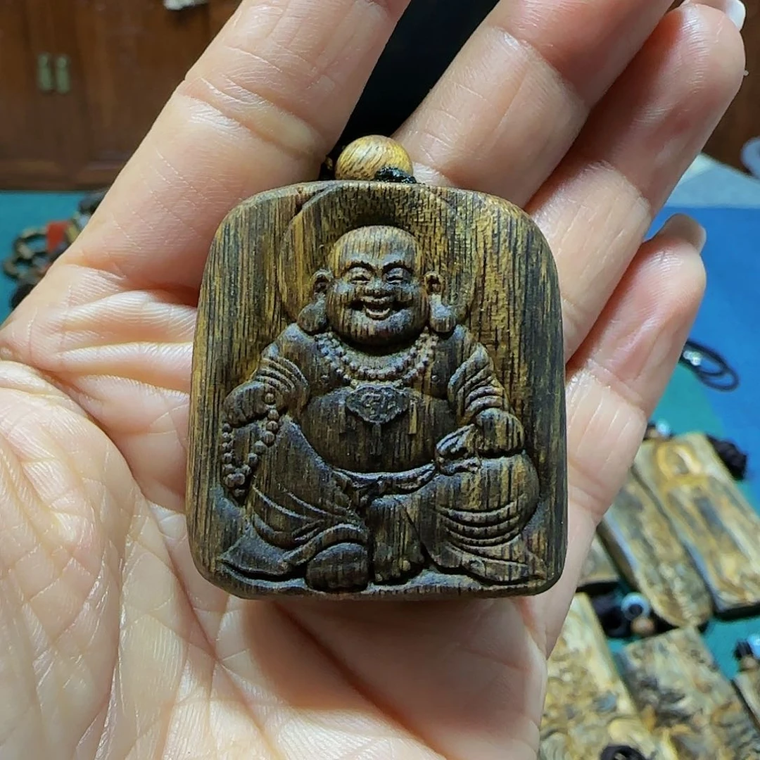 沉香吊坠海南白奇乌身老料雕刻佛公带绳12克