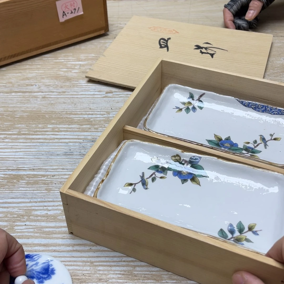 瓷片标*密密麻麻地排列着一个