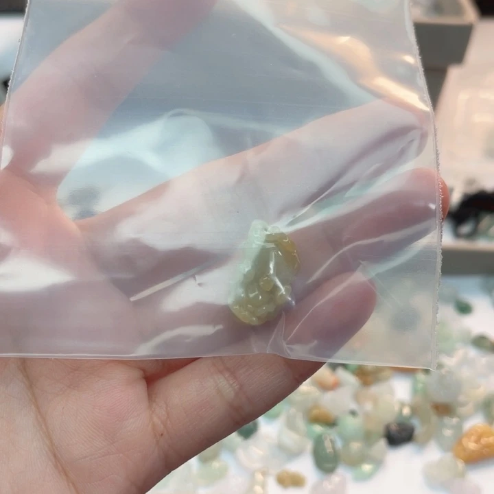 用***0翡翠未镶嵌颈饰A货翡翠不退不换