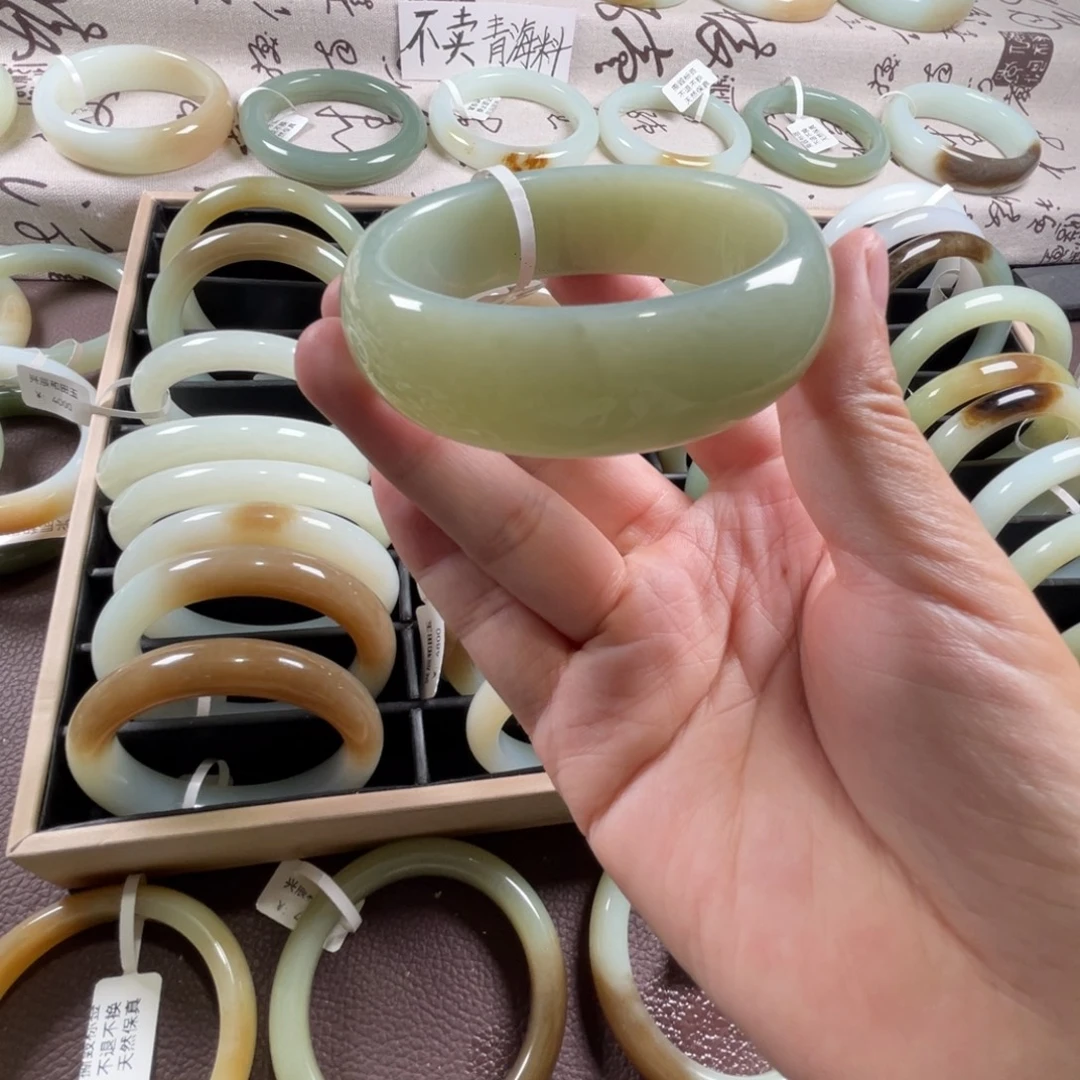 和田玉未镶嵌手镯