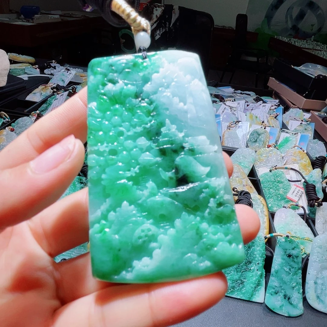 翡翠未镶嵌颈饰一个