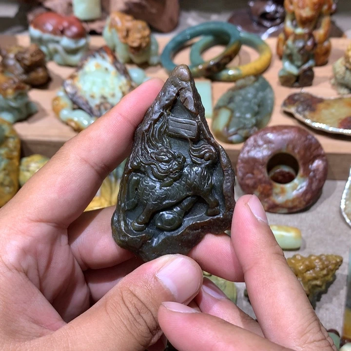 未镶嵌岫岩河磨玉（透闪石质玉）挂件