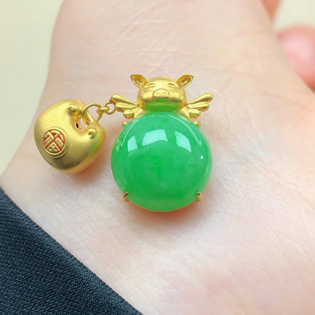 18k金镶嵌天然a货翡翠玉石特色阳绿飞天小猪圆形蛋面吊坠直播11