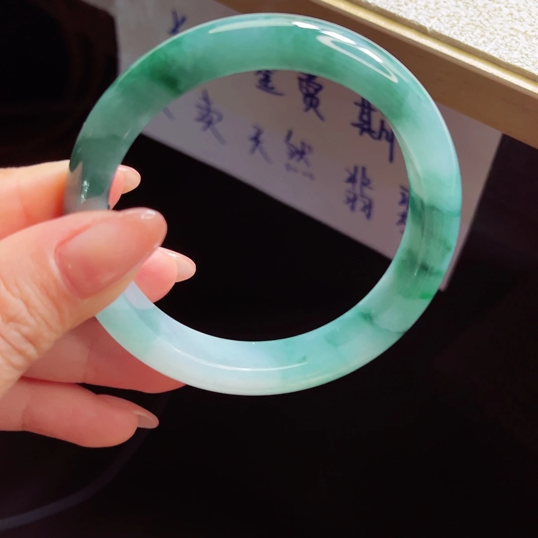 翡翠手镯未镶嵌手镯