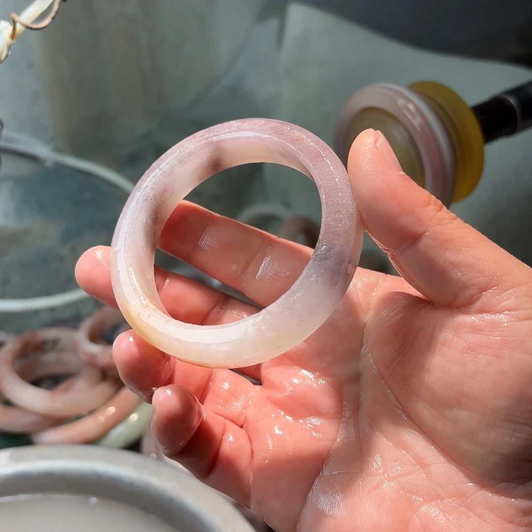 郭***方石英质玉未镶嵌手镯