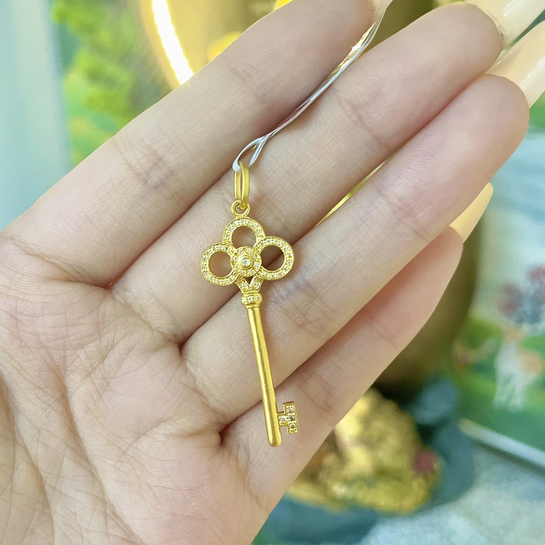足金999 古法点钻钥匙黄金吊坠精致时尚（不含链）