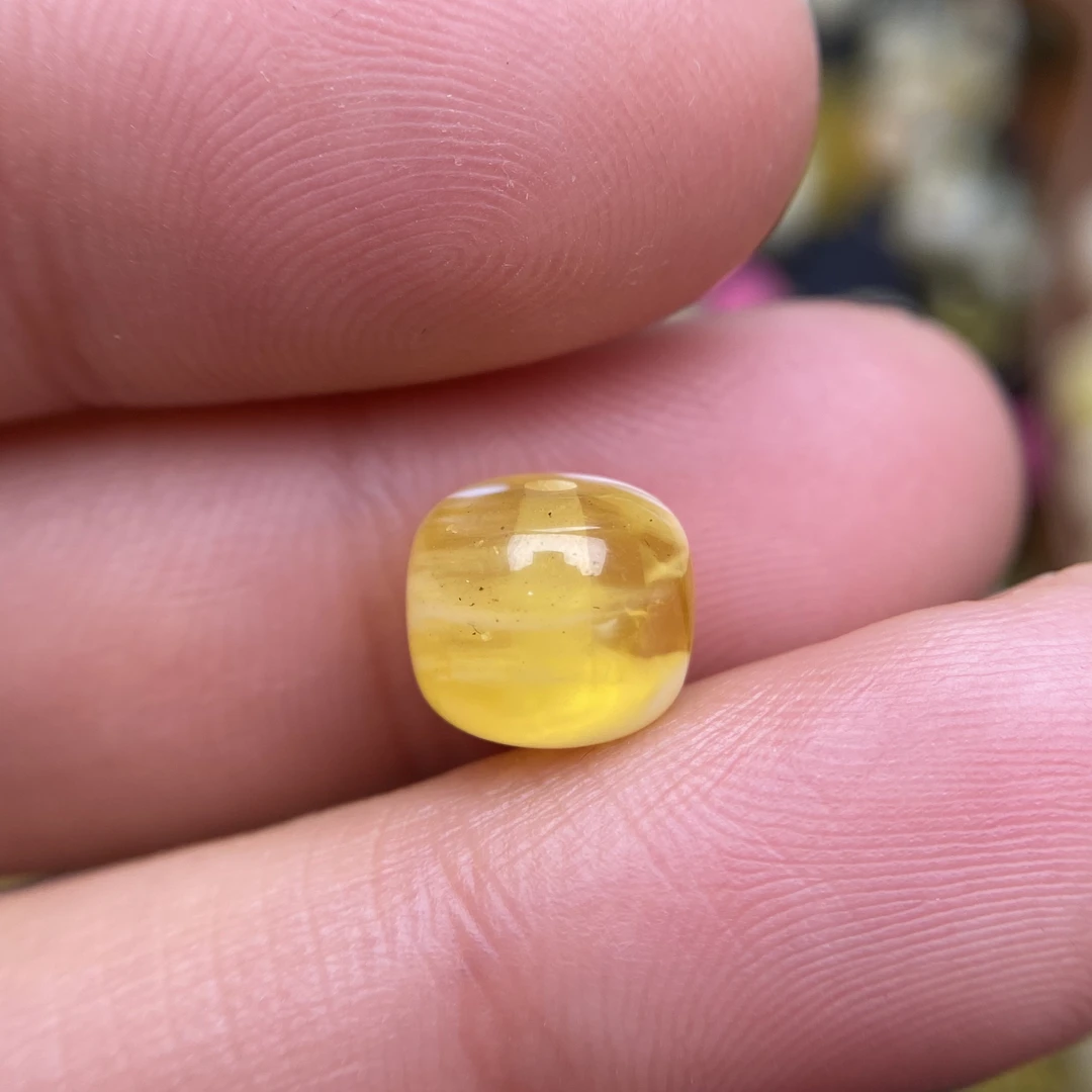 蜜蜡金胶白老型配饰8.6×7.6mm，内部天然植物包裹体，介意勿拍