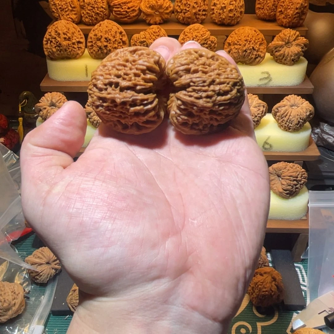 吊坠文玩核桃尖有黄43瀑布拉丝蝴蝶凹底团子