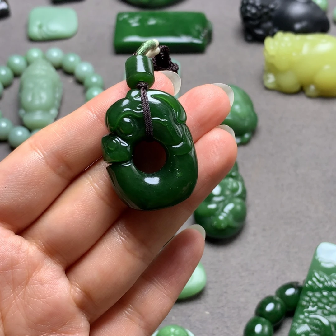 天***云和田玉未镶嵌颈饰