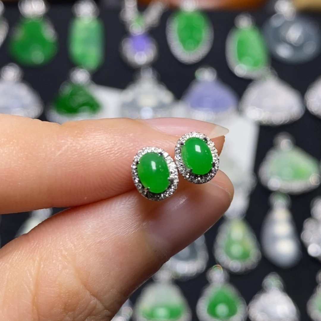 翡翠18K金镶嵌耳钉绿蛋面