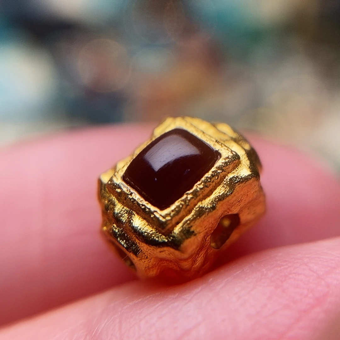 南红玛瑙配饰足金镶嵌