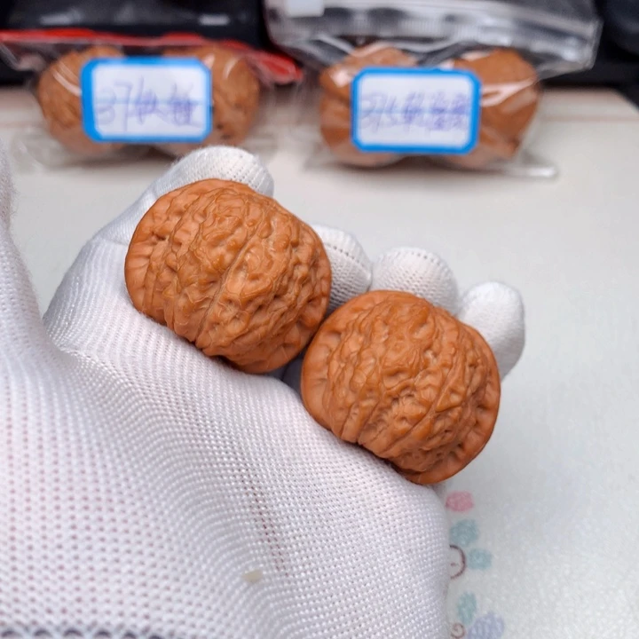 文玩核桃吊坠血麒麟