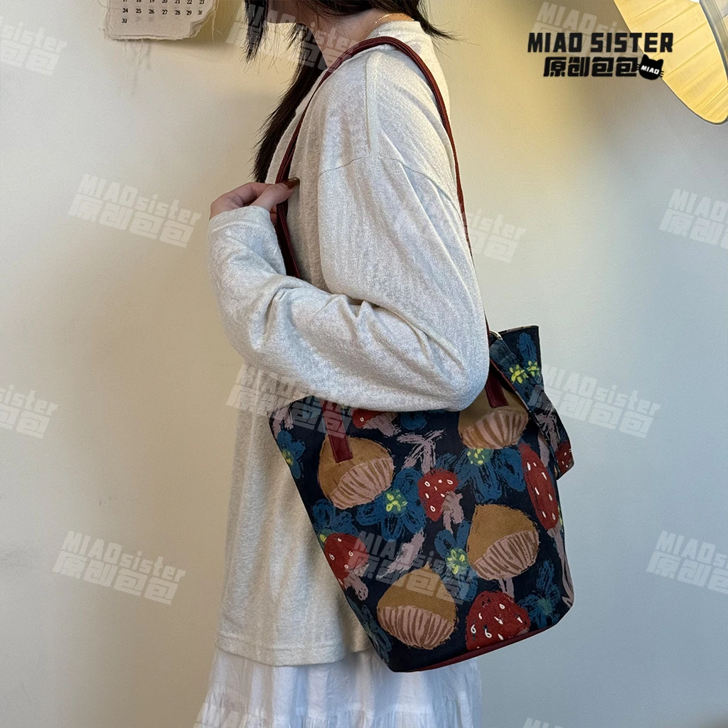 MIAO栗子蘑菇印花手绘图案手提包手拎袋遛弯包便携水桶包收纳袋W