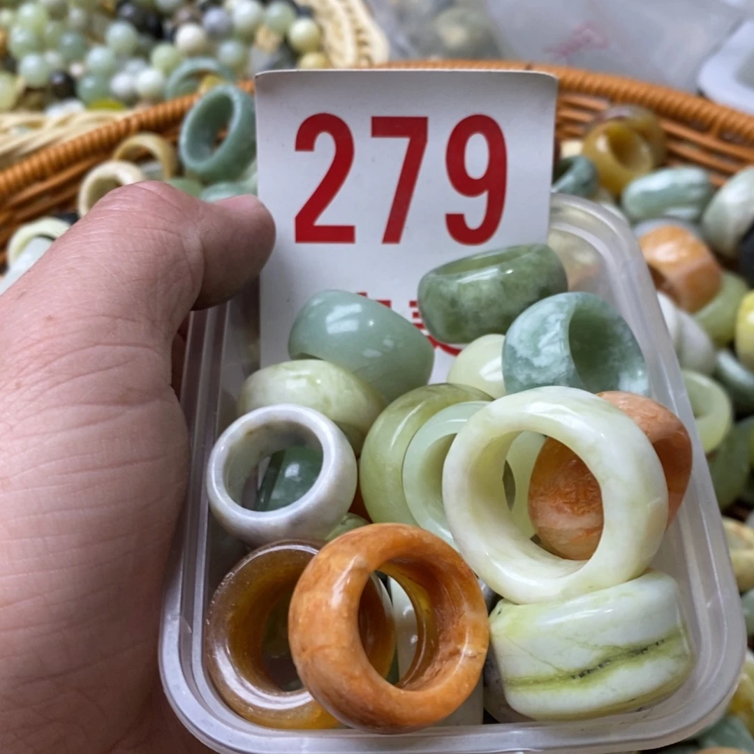 蛇纹石玉挂坠未镶嵌