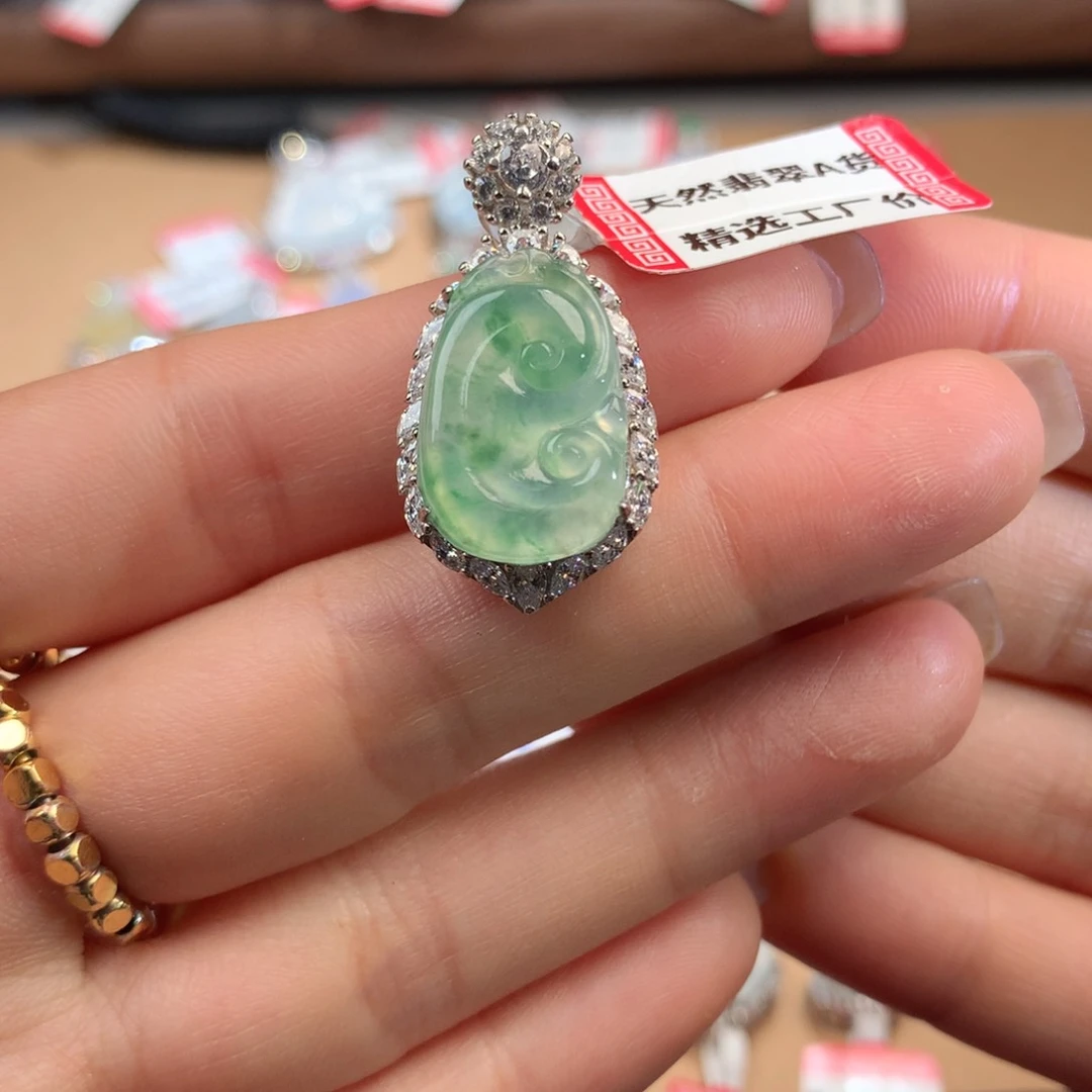 翡翠挂件未镶嵌如意