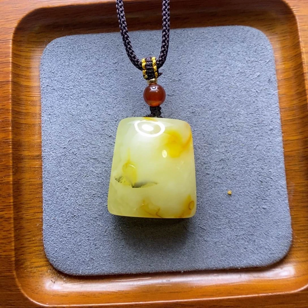 蜜蜡颈饰未镶嵌》**《郎