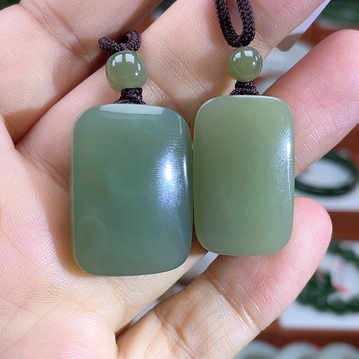 和田玉未镶嵌颈饰（湖水绿平安无事牌）一对发货
