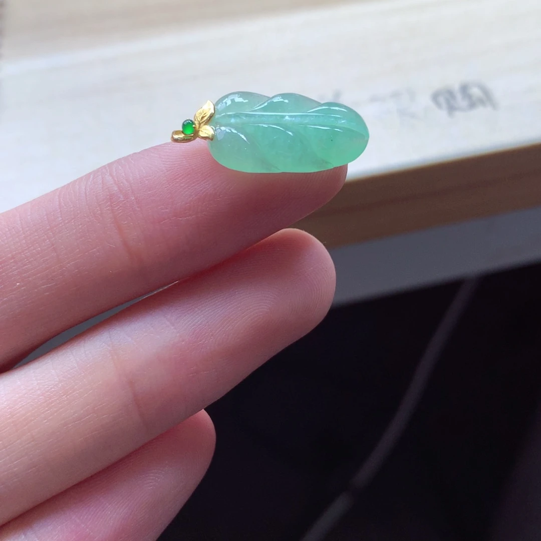 翡翠颈饰18K金镶嵌吊坠