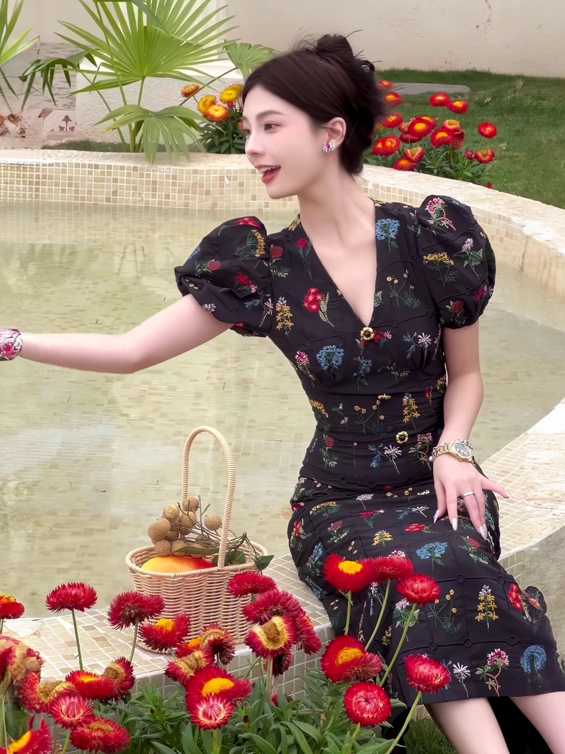 包臀裙法式夏季碎花V领连衣裙收腰显瘦开叉芭比风小香风2025新款