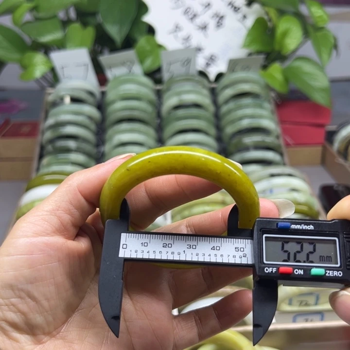 蛇纹石玉未镶嵌手镯71