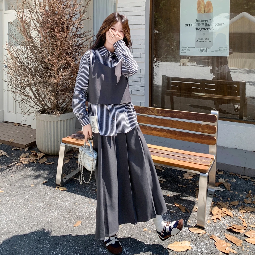 大方得体穿搭一整套早秋新款灰色吊带百褶半身裙条纹衬衫三件套